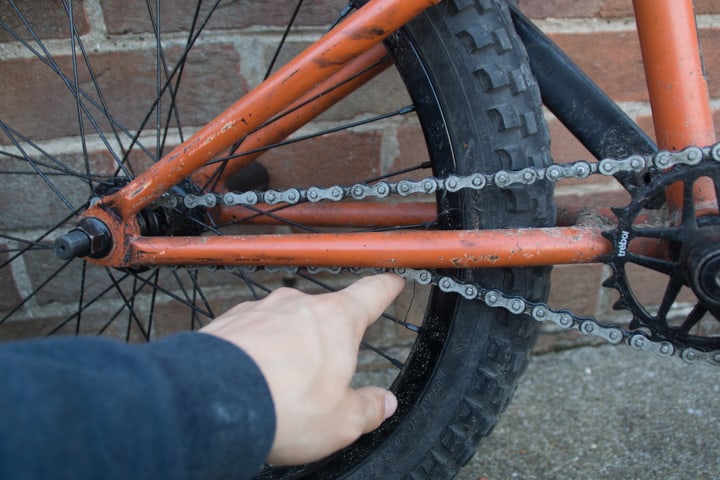 tighten a bike chain with a derailleur